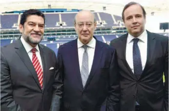  ??  ?? Pinto da Costa na companhia do embaixador Alfredo Pérez Bravo e do cônsul Paulo Coelho Lima