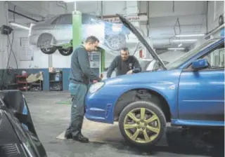  ?? // EFE ?? Dos mecánicos arreglando un coche en un taller