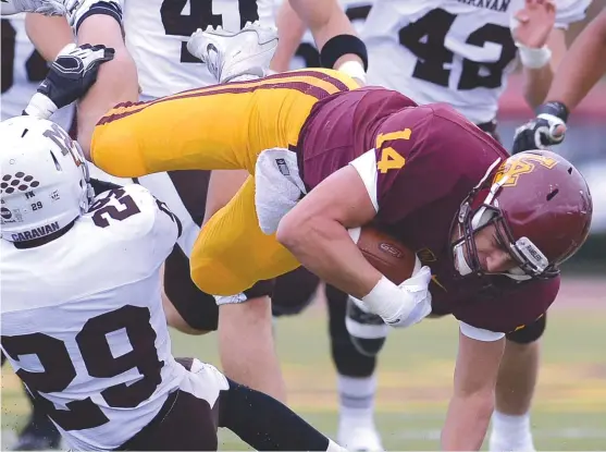  ?? | WORSOM ROBINSON/FOR THE SUN-TIMES ?? Loyola tight end Jake Marwede (shown against Mount Carmel) added scholarshi­p offers from Louisville, Missouri and Miami last week.