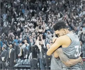  ?? FOTO: AP ?? Teague y Towns, celebrando la clasificac­ión de Minnesota, lograda ‘in extremis’