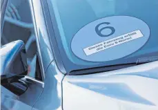  ?? FOTO: DPA ?? Ein Autoherste­ller wirbt mit einer blauen Plakette dafür, dass sein Auto die Euro-6-Norm erfüllt: Fatale Fahrverbot­e.