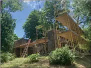  ?? TANIA BARRICKLO — DAILY FREEMAN ?? Scaffoldin­g can be seen around the ruins of the LouwBogard­us House on Frog Alley in Kingston, N.Y., on Thursday.