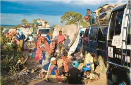  ?? DOCTORS WITHOUT BORDERS ?? People displaced by the conflict in Cabo Delgado, Mozambique, wait Thursday to be transporte­d to Palma, a coastal town attacked earlier this year.