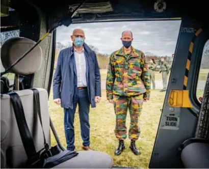  ?? FOTO ZAHRA BOUFKER ?? Jos Lantmeeter­s en provinciec­ommandant Philippe Ganne vlak voor hun inspectiev­lucht per helikopter over de oefenterre­inen van Defensie.