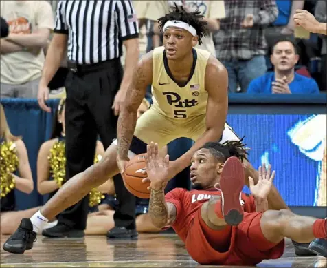  ?? Matt Freed/Post-Gazette ?? Pitt’s Au’Diese Toney grabs a loose ball away from Louisville’s Khwan Fore Wednesday night.