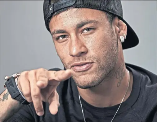  ??  ?? ESPERANDO. Neymar vive el seísmo que se ha generado a su alrededor con toda la tranquilid­ad del mundo.