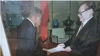  ?? ?? Ambassador Chris Mutsvangwa presents credential­s to then Chinese President Jiang Zemin in 2002