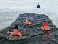  ??  ?? Am Yachthafen von Haapsalu trifft sich im Winter jede Woche eine Gruppe Frauen, um ein paar Runden im Eiswasser zu schwimmen.