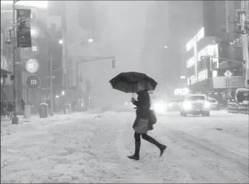  ?? CAROLYN COLE/LOS ANGELES TIMES ?? A late snow storm dumped half a foot of snow by 9 a.m. on Tuesday in Manhattan, N.Y.