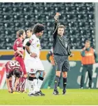  ?? FOTO: DIETER WIECHMANN ?? Dante sah beim 2:3 gegen den VfB Stuttgart Rot.
