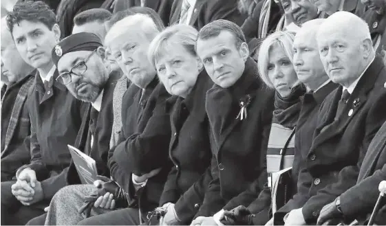  ?? Foto: Efe ?? Los principale­s líderes mundiales, en el Arco del Triunfo de París, atentos durante la apertura de la ceremonia por el centenario del armisticio.