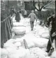  ??  ?? Im Rekordwint­er 1956 bildete sich di‰ ckes Eis auf der Vils bei Pfronten und trat über die Ufer.