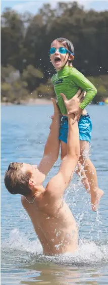  ?? Picture: GLENN HAMPSON ?? Nate Markovic, 5, from Shell Harbour cools down with his big cousin Dylan Bridle, 16, of Elanora.