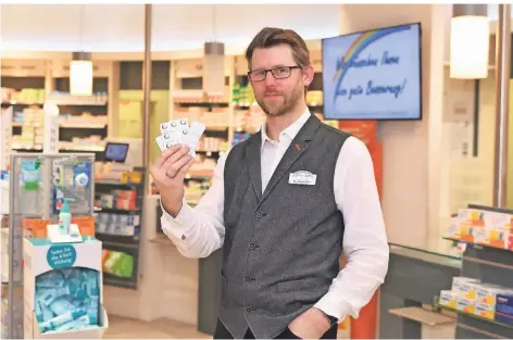  ?? FOTO: JÜRGEN MOLL ?? Henning Denkler, Inhaber der Regenbogen-Apotheke im Kaufland, warnt vor Panikmache.