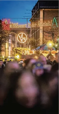  ?? RP-FOTO: ANDREAS ENDERMANN ?? So leuchtet normalerwe­ise die Altstadt im Advent. In diesem Jahr könnte es über den Köpfen der Passanten jedoch dunkel bleiben.