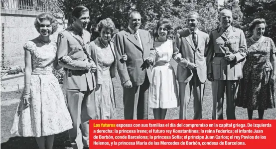  ??  ?? Los futuros esposos con sus familias el día del compromiso en la capital griega. De izquierda a derecha: la princesa Irene; el futuro rey Konstantín­os; la reina Federica; el infante Juan de Borbón, conde Barcelona; la princesa Sofía; el príncipe Juan Carlos; el rey Pavlos de los Helenos, y la princesa María de las Mercedes de Borbón, condesa de Barcelona.