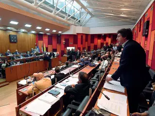  ??  ?? In aula
Una delle sedute del Consiglio comunale di Napoli. Ieri è stato approvato il Bilancio preventivo