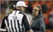  ?? DAVID ZALUBOWSKI — ASSOCIATED PRESS ?? Gregg Williams speaks with umpire Clay Martin during the second half against the Broncos on Dec. 15 in Denver.