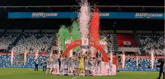  ??  ?? Altra festa bianconera A Reggio Emilia, dopo la conquista della Supercoppa, la Juve alza la Coppa Italia