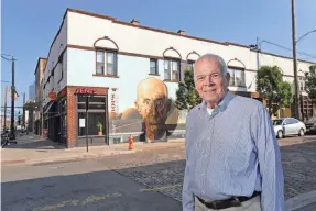  ?? ADAM CAIRNS ?? Sandy Wood, a pioneer in the developmen­t of the Short North, in front of one of the first buildings he bought and renovated.