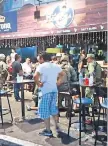  ??  ?? Ataca comando. Personal militar llegó al bar La Poderosa, en la Costera Miguel Alemán, donde hombres armados dispararon contra los asistentes.