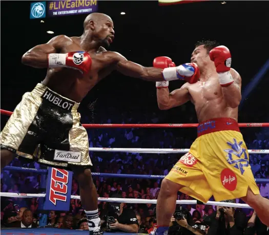  ?? PHOTO D’ARCHIVES ?? Le boxeur Floyd Mayweather (à gauche), invaincu en carrière, affrontera le spécialist­e des arts martiaux mixtes, Conor McGregor, qui en sera à une première expérience dans un ring de boxe, le 26 août prochain au T-Mobile Arena de Las Vegas.