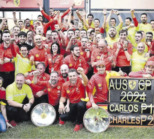  ?? // EFE ?? El equipo Ferrari celebra con Carlos Sainz y Charles Leclerc el doblete cosechado en el GP de Australia