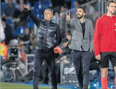  ??  ?? MEDIODÍA. Setién y su ayudante Eder Sarabia, durante el encuentro en el Coliséum de Getafe.