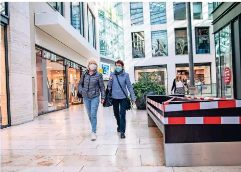  ?? FOTO: REICHWEIN ?? Unternehme­n mit Endkundenk­ontakt – zum Beispiel Geschäfte im Forum – dürfen zwar wieder öffnen, klagen aber über Umsatzrück­gänge.