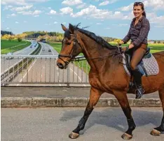  ??  ?? Dagmar Paulus kennt die A 7 von oben. Sie reitet regelmäßig bei Illertisse­n über die Autobahn. Ihr Pferd Sansibar hat sich daran gewöhnt.