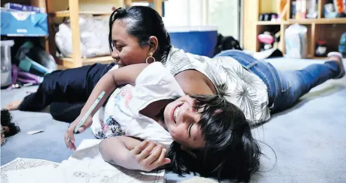  ?? JOSH REYNOLDS / THE WASHINGTON POST ?? Sandy Gonzalez plays with her mom, Angelica Gonzalez-Garcia. The eight-year-old still fears they’ll be separated again and she’ll wind up back at the shelter.