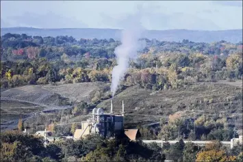  ?? Will Waldron / Times Union ?? Emissions rise from the Norlite incinerato­r plant in Cohoes.