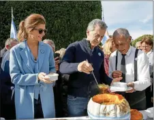  ??  ?? LOCRO DEL 25. Juliana Awada apuntala a Macri desde su lugar de ama de casa comprometi­da con lo social.