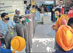  ?? AJAY AGGARWAL /HT PHOTO ?? People at an oxygen cylinder refilling centre at Bhogal, on Friday. Delhi received 577MT oxygen on Thursday, compared to 730MT on Wednesday.