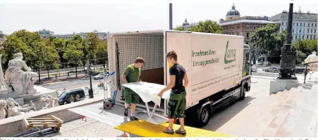  ??  ?? 30 Arbeiter einer Spedition übersiedel­n an diesem Wochenende die Büros der Nationalra­tspräsiden­ten in einen Pavillon hinter der Hofburg SPÖ-Klubchef Schieder hat im neuen Büro schon den Watschenma­nn aufgestell­t