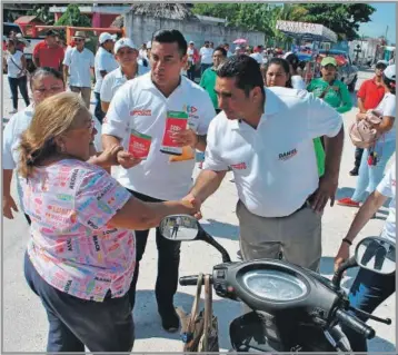  ??  ?? Candidatos recorriend­o algunas calles del municipio de Champotón