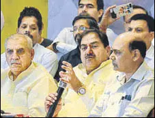  ?? HT PHOTO ?? INLD leader Abhay Chautala (centre) and BSP leader Meghraj Singh (right) in Chandigarh on Wednesday.