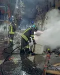  ??  ?? Navigli L’intervento dei pompieri all’angolo tra via Gola e via Pichi dove anarchici e balordi hanno bruciato i rifiuti e bersagliat­o i vigili