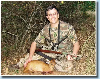  ??  ?? BO: Ek het hierdie Noord-Natalse rooiduiker in die Ngotsheber­ge naby Louwsburg in KwaZulu-Natal geskiet. HOOFFOTO: Ideale rooiduiker-habitat in Noord-Natal.