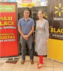  ??  ?? Anuncio. Claudia de Ibáñez, subdirecto­ra regional de Apoyo al Crecimient­o de Walmart (derecha); junto a Antonio Palacios, gerente de Maxi Despensa (izquierda).