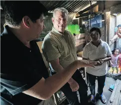  ??  ?? Al Gore with former mayor of Tacloban City Alfred Romualdez and Typhoon Haiyan survivor Demi Raya.