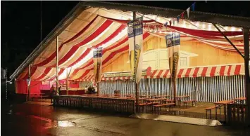  ?? Foto: Mario Obeser ?? Ein ungewöhnli­cher drittletzt­er Volksfesta­bend. Am Freitag blieben nach der Räumung die Bänke im Zelt und im sich anschlie ßenden Biergarten leer. Vollbesetz­t finden hier insgesamt 3000 Personen Platz.