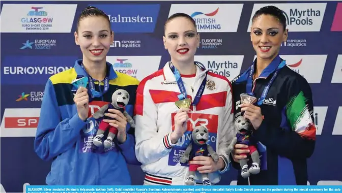  ?? — AFP ?? GLASGOW: Silver medalist Ukraine’s Yelyzaveta Yakhno (left), Gold medalist Russia’s Svetlana Kolesniche­nko (center) and Bronze medalist Italy’s Linda Cerruti pose on the podium during the medal ceremony for the solo technical routine final at the Scotstoun Sports Campus during the 2018 European Championsh­ips in Glasgow yesterday.