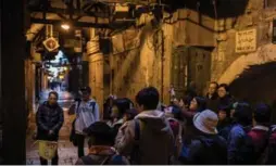  ?? CHRIS MCGRATH/GETTY IMAGES FILE PHOTO ?? A tour group walks through the Old City in Jerusalem.