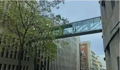  ??  ?? Die gläserne Brücke wurde 1998 gebaut, damit die sich gegenüberl­iegenden Gebäude an der Kasernenst­raße gemeinsam vermietet werden konnten.