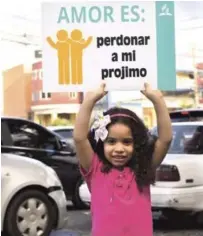  ?? SAIURY CALCAÑO ?? Niña pertenecie­nte a los clubes juveniles de la Iglesia Adventista Central Quisqueya en semáforo 27 de Febrero con Núñez de Cáceres.