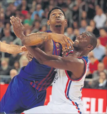  ?? FOTO: PEP MORATA ?? Seraphin y Dunston pelean por la posición. El Barça se impuso por 15 puntos en el duelo de la primera vuelta en el Palau (80-65)