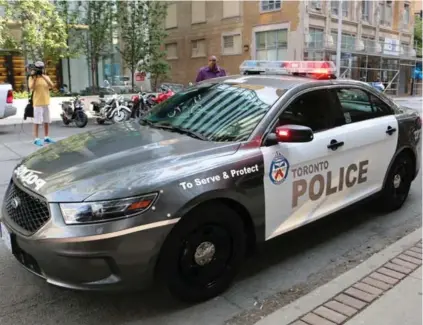  ?? BETSY POWELL/TORONTO STAR ?? Toronto police unveiled a newly designed front-line cruiser Monday, a redesign from an all-grey version that critics said was too militarist­ic.
