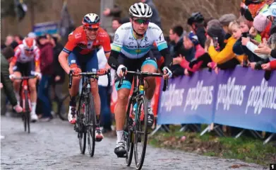  ??  ?? 1 Lutsenko, desatado. El kazajo del Astana, que venía de arrasar en Omán, lanzó la carrera con Dylan Teuns atento a su aceleració­n.