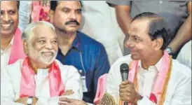  ?? KUNAL PATIL /HT ?? TRS leader K Chandrasek­har Rao (right) speaks to the media in Telangana on Tuesday.